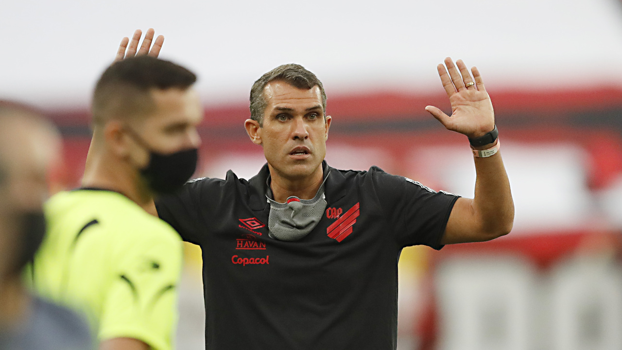 Bruno Lazaroni dirigiu o Athletico em alguns jogos do Paranaense com o time de aspirantes Bruno Lazaroni dirigiu o Athletico em alguns jogos do Paranaense com o time de aspirantes