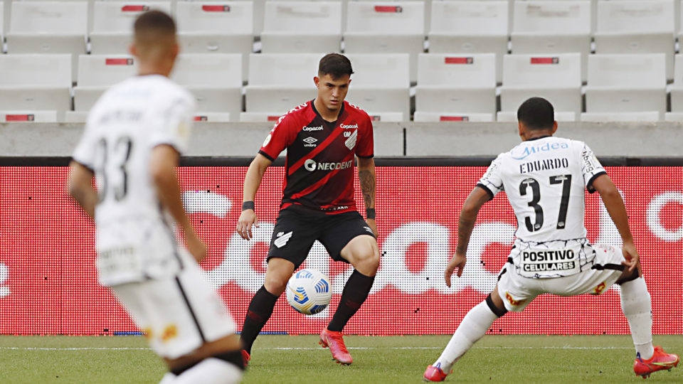 Com lesão no tornozelo, Jader desfalca o Athletico contra o Santos Jader em ação em Athletico x Corinthians