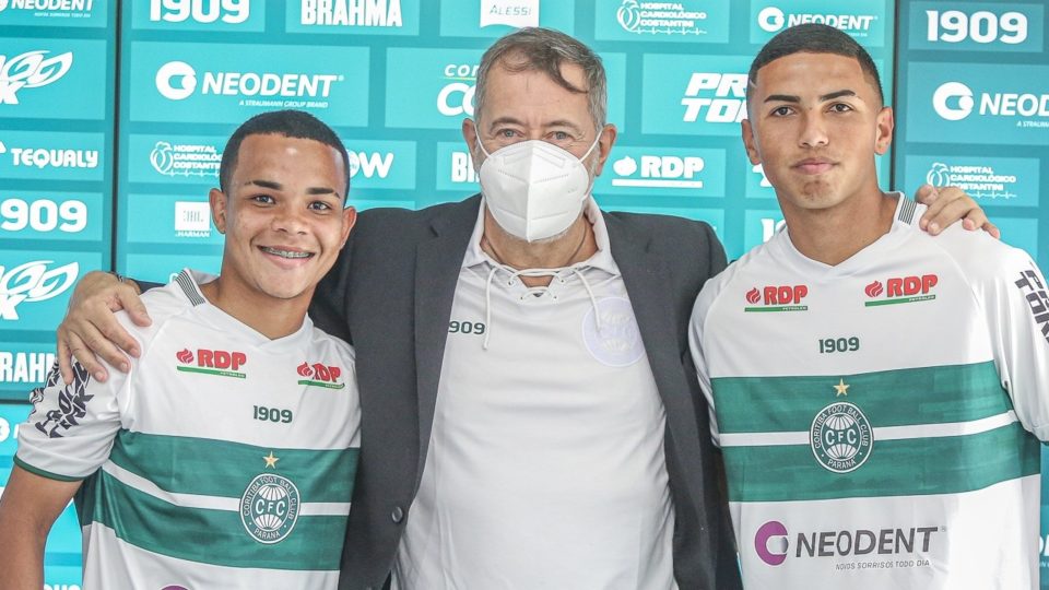 Coritiba renova contratos de dupla campeã sub-20 Ruan Lucas e Kaio César com o presidente do Coritiba, Juarez Moraes e Silva