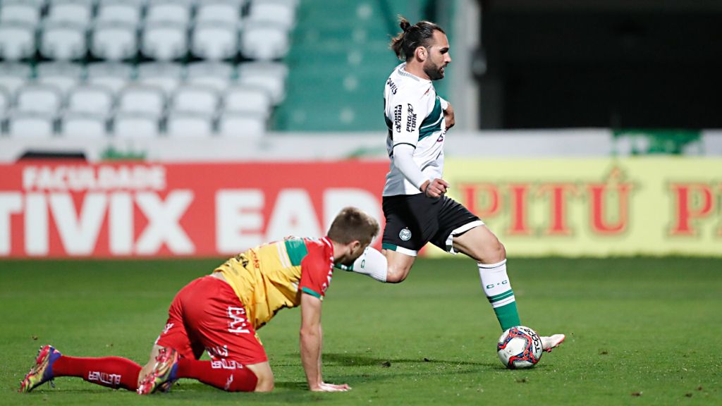Léo Gamalho em ação contra o Brusque pela Série B Léo Gamalho em ação contra o Brusque pela Série B