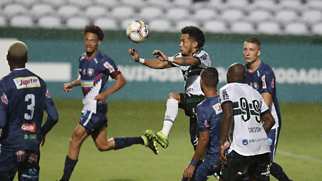 Rafinha em ação em Coritiba x Cianorte no Couto Pereira Rafinha em ação em Coritiba x Cianorte no Couto Pereira