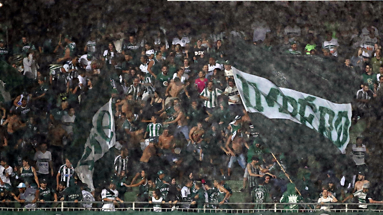 Torcida do Coxa enfrentou chuva no último jogo com torcida no Couto.