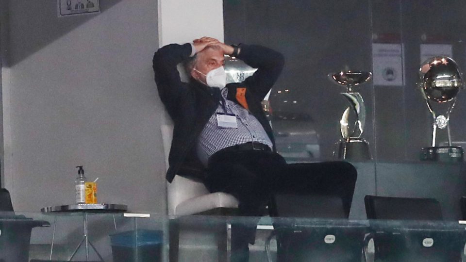 Após não permitir público, Petraglia assiste Athletico x Peñarol na Arena da Baixada Petraglia assiste ao jogo na Arena.