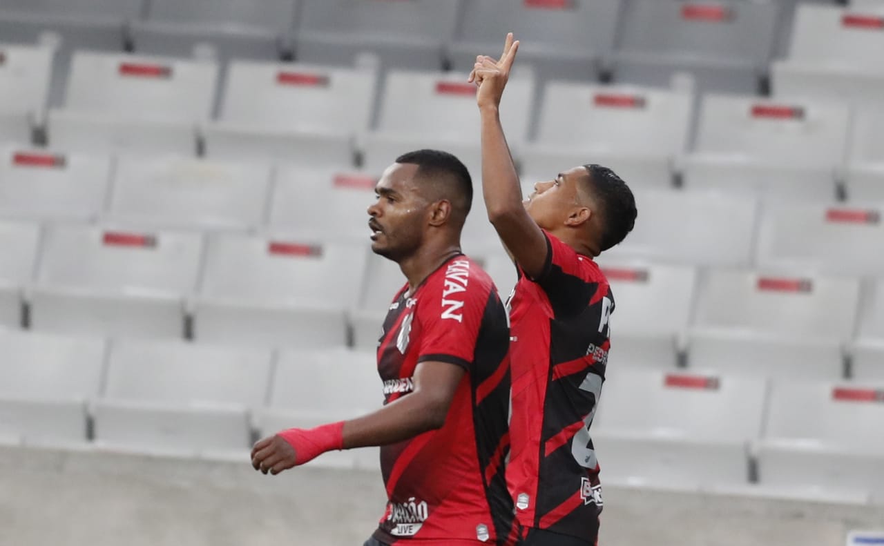 Nikão e Pedro Rocha comemoram gol do Athletico Nikão e Pedro Rocha comemoram gol do Athletico