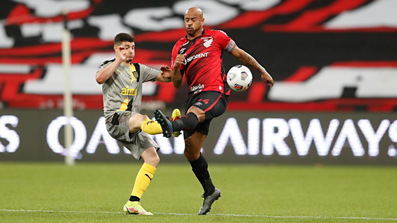 Thiago Heleno em ação contra o Peñarol, pela Sul-Americana Thiago Heleno em ação contra o Peñarol, pela Sul-Americana