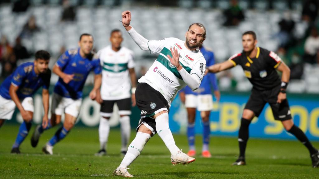 Léo Gamalho desperdiça pênalti Léo Gamalho desperdiça pênalti