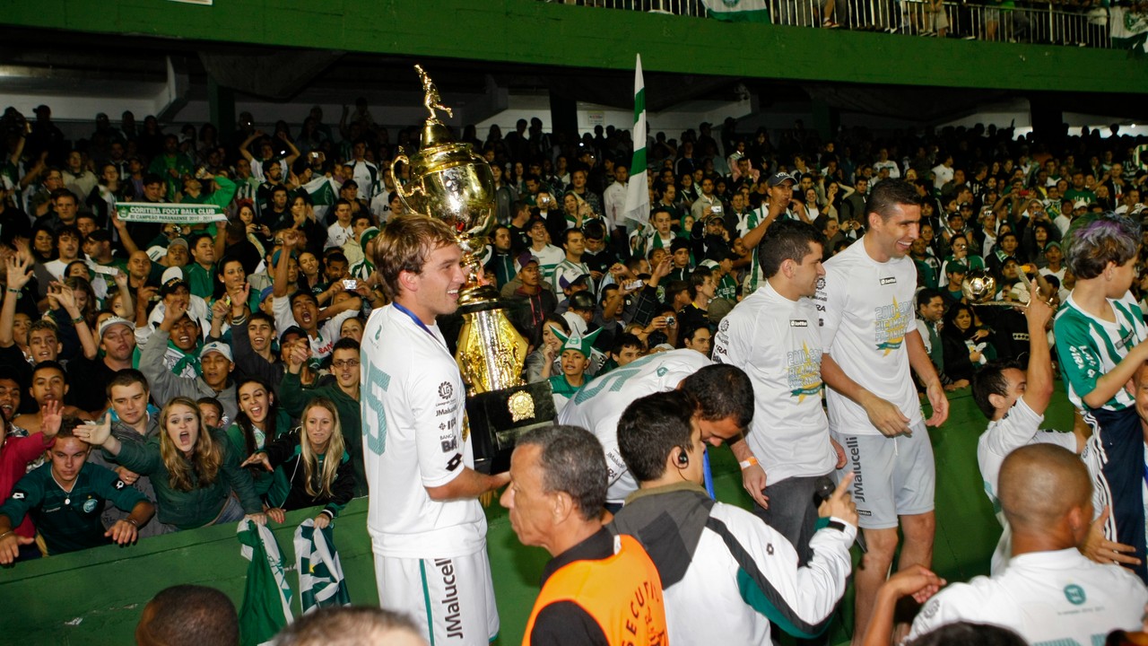 Willian Farias e o troféu do Campeonato Paranaense 2011 Willian Farias e o troféu do Campeonato Paranaense 2011