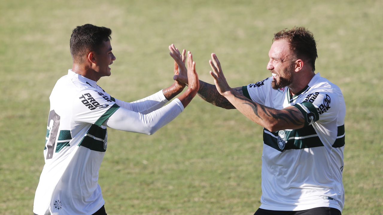 Val e Willian Farias comemoram vitória por goleada do Coritiba sobre o Paraná Clube Val e Willian Farias comemoram vitória por goleada do Coritiba sobre o Paraná Clube