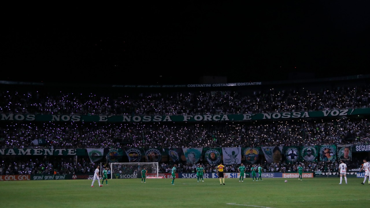 Torcida empurrou o time contra o Operário. Torcida empurrou o time contra o Operário.