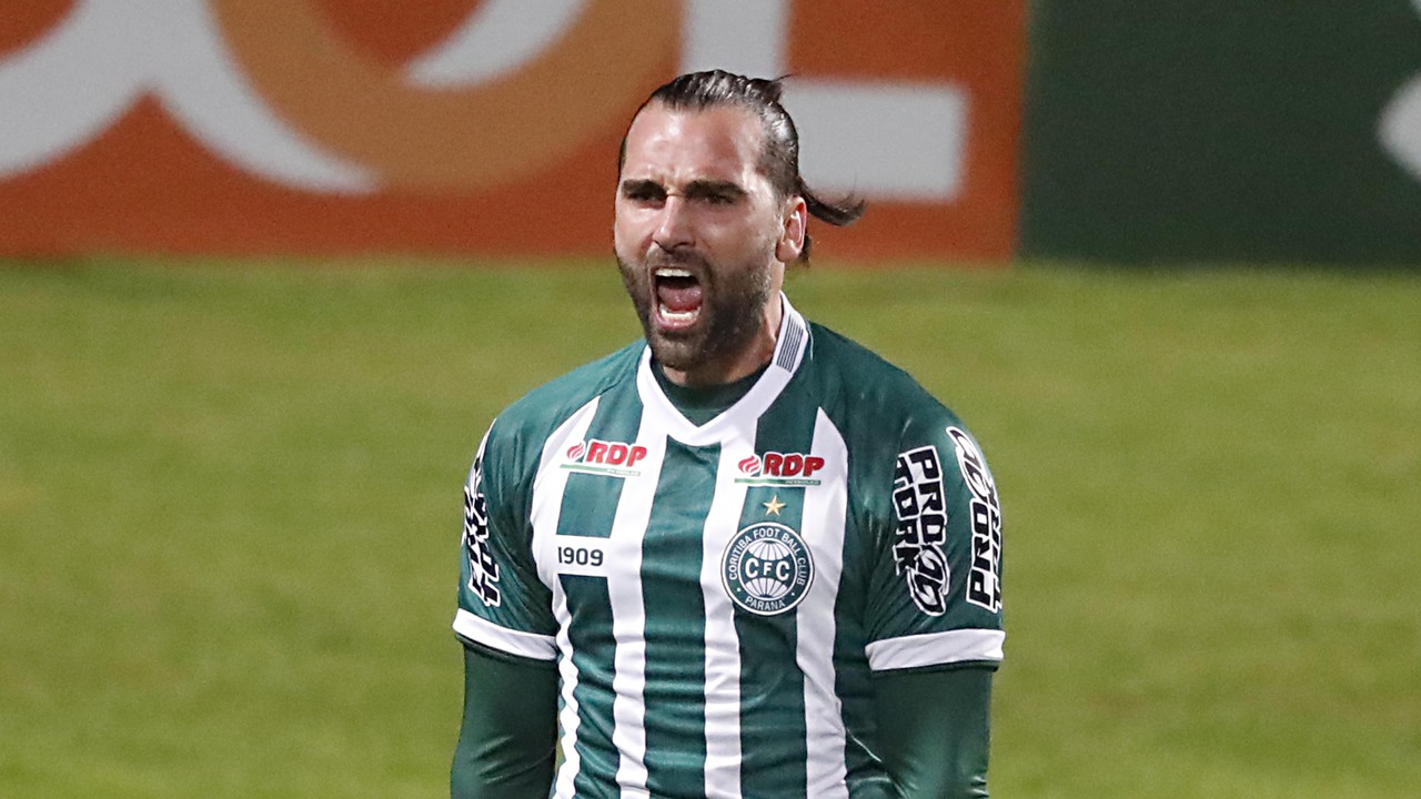 Léo Gamalho comemora primeiro gol na Série B - empate com o Londrina por 1 a 1 Léo Gamalho comemora primeiro gol na Série B - empate com o Londrina por 1 a 1