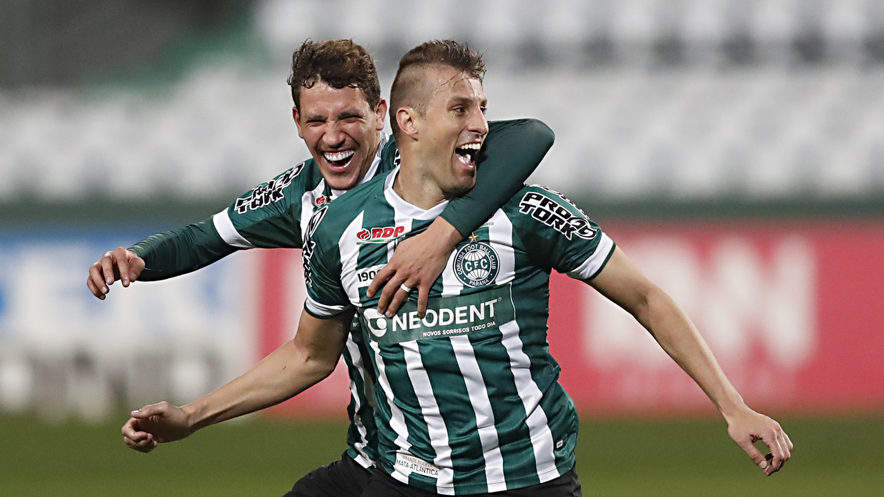 Zagueiro Henrique comemora primeiro gol após retorno ao Coxa - empate por 1 a 1 com o Goiás Zagueiro Henrique comemora primeiro gol após retorno ao Coxa - empate por 1 a 1 com o Goiás