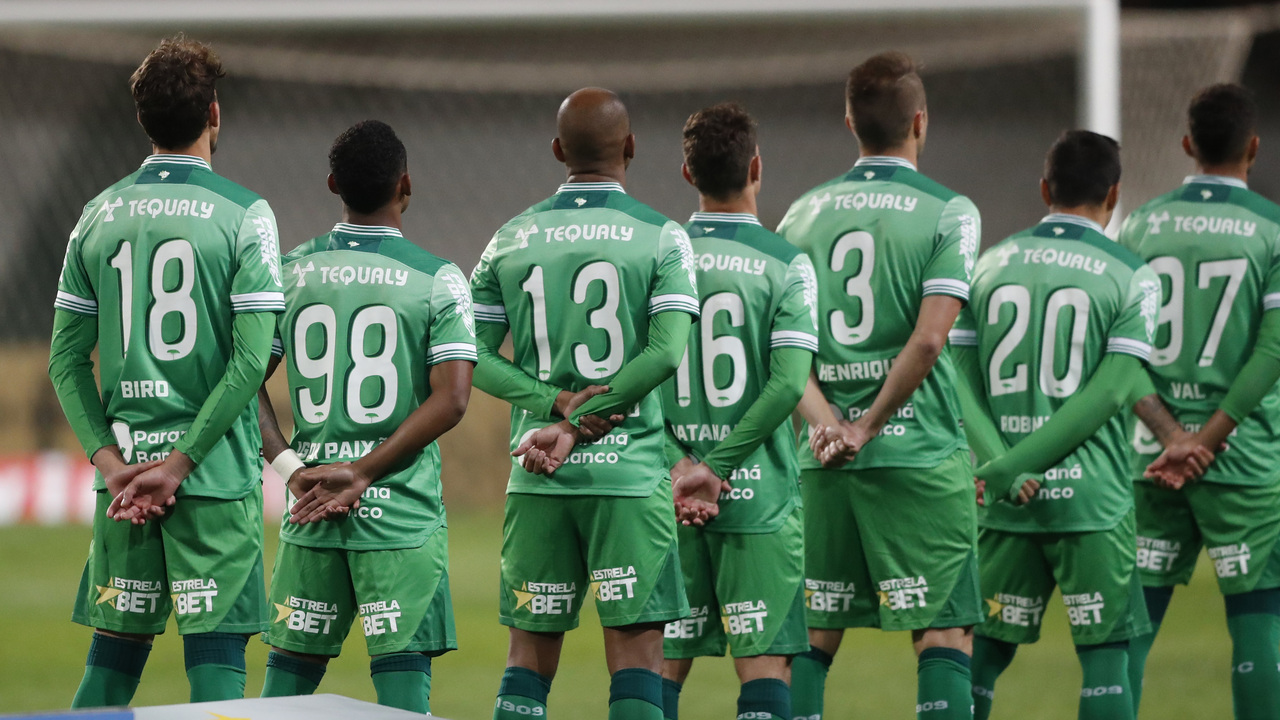 Estreia da camisa 3 do Coritiba, em referência à Mata Atlântica, na vitória por 3 a 0 sobre o Sampaio Corrêa Estreia da camisa 3 do Coritiba, em referência à Mata Atlântica, na vitória por 3 a 0 sobre o Sampaio Corrêa