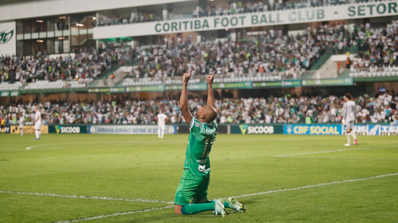 Atacante Waguininho comemora gol sobre o Operário com Couto Pereira lotado ao fundo Atacante Waguininho comemora gol sobre o Operário com Couto Pereira lotado ao fundo