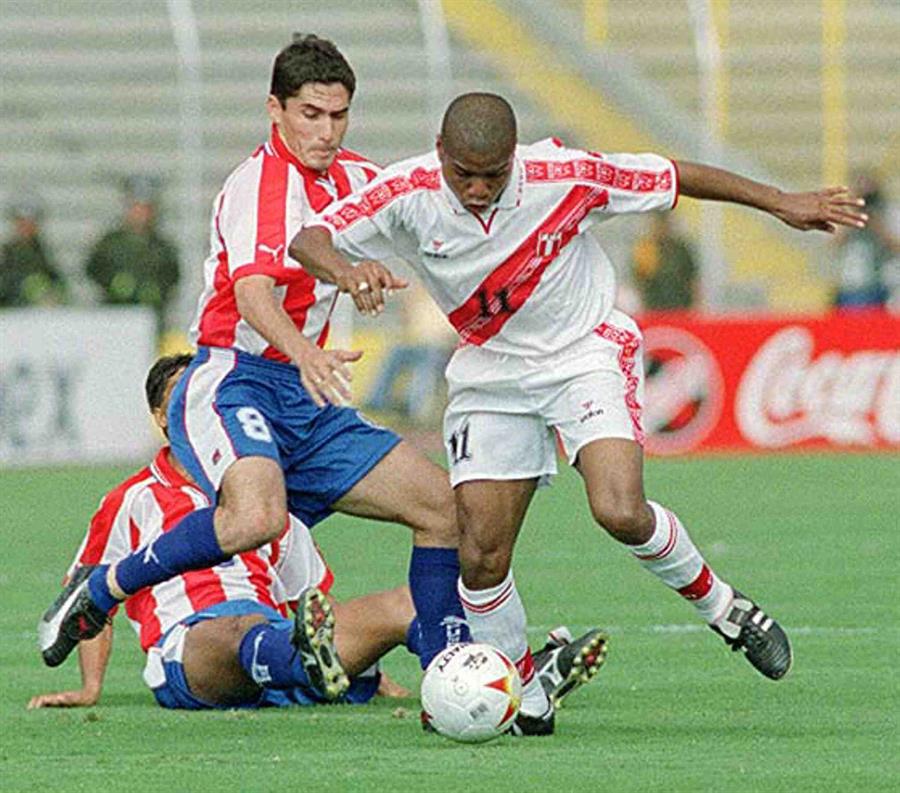 Gustavo Morínigo em ação pela seleção paraguaia, na Copa América de 2001. EFE Gustavo Morínigo em ação pela seleção paraguaia, na Copa América de 2001. EFE