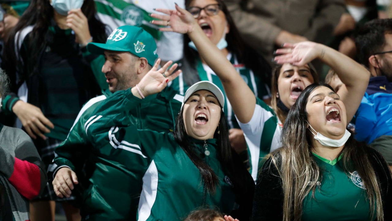 Torcida do Coritiba comemora vitória no Couto Pereira Torcida do Coritiba comemora vitória no Couto Pereira