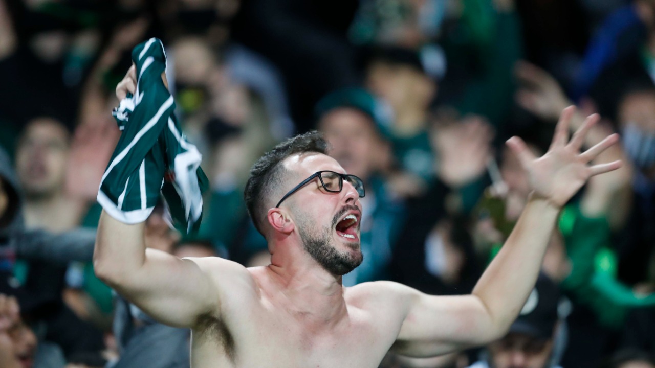 Torcedor do Coritiba comemora vitória no Couto Pereira Torcedor do Coritiba comemora vitória no Couto Pereira