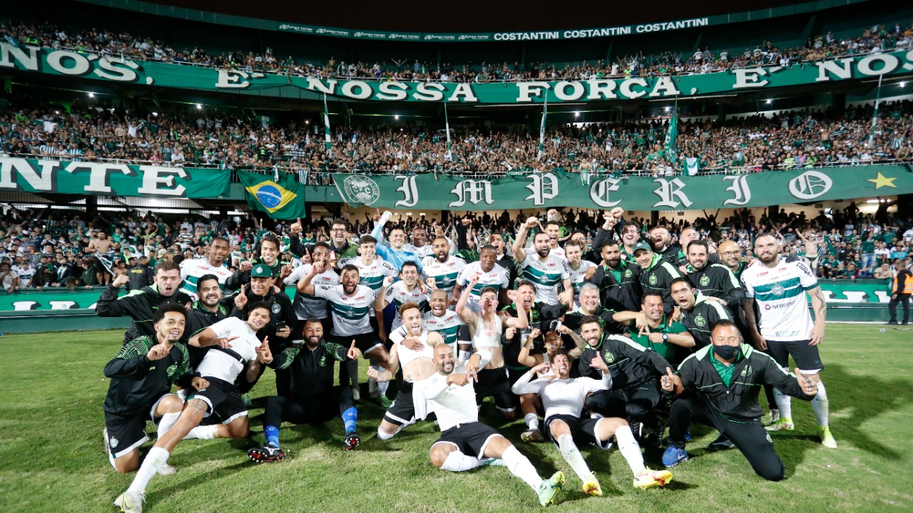 Jogadores e comissão técnica comemoram vitória sobre o Brasil de Pelotas com a torcida Jogadores e comissão técnica comemoram vitória sobre o Brasil de Pelotas com a torcida