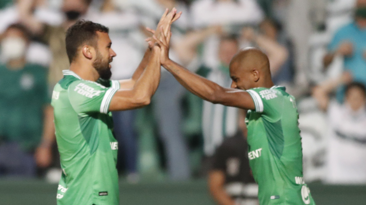 Luciano Castán e Waguininho comemoram gol pelo Coritiba Luciano Castán e Waguininho comemoram gol pelo Coritiba