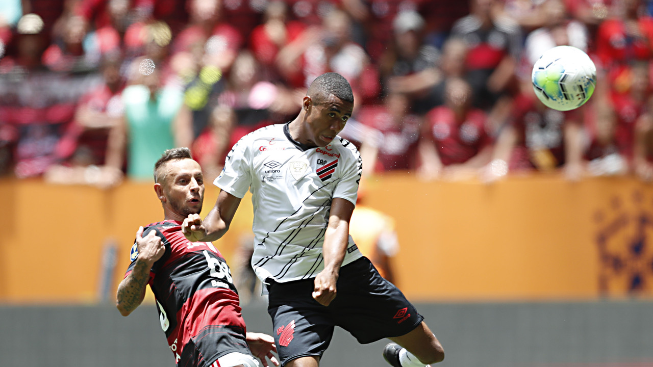 Lance de Flamengo x Athletico, pela Supercopa de 2020 Lance de Flamengo x Athletico, pela Supercopa de 2020