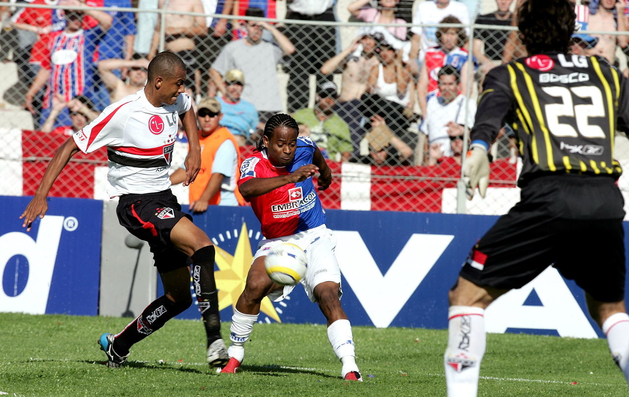 Lance de Paraná x São Paulo, no jogo que valeu vaga para a Libertadores Lance de Paraná x São Paulo, no jogo que valeu vaga para a Libertadores