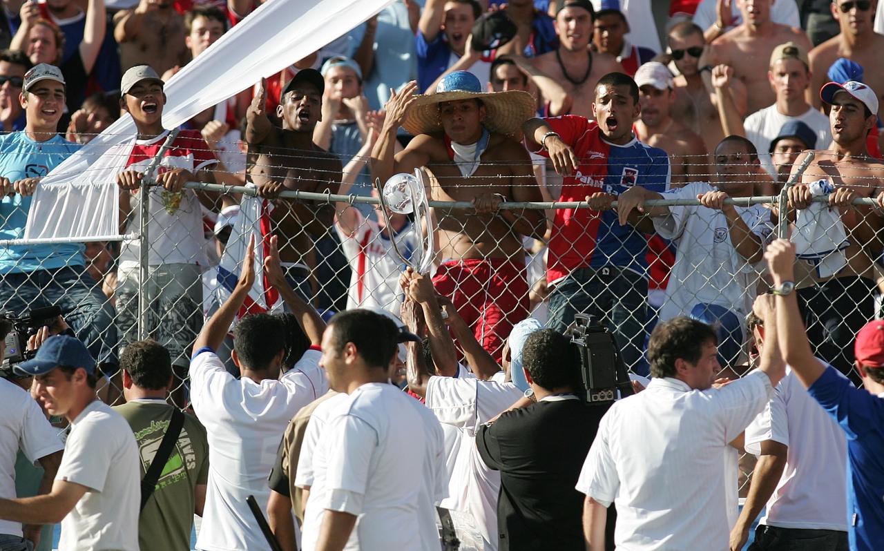 Jogadores do Paraná fizeram a festa com a torcida Jogadores do Paraná fizeram a festa com a torcida