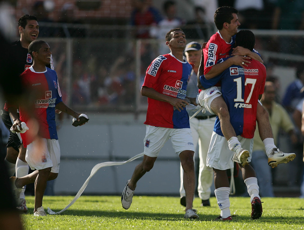 Jogadores do Paraná comemoram classificação para a Libertadores Jogadores do Paraná comemoram classificação para a Libertadores