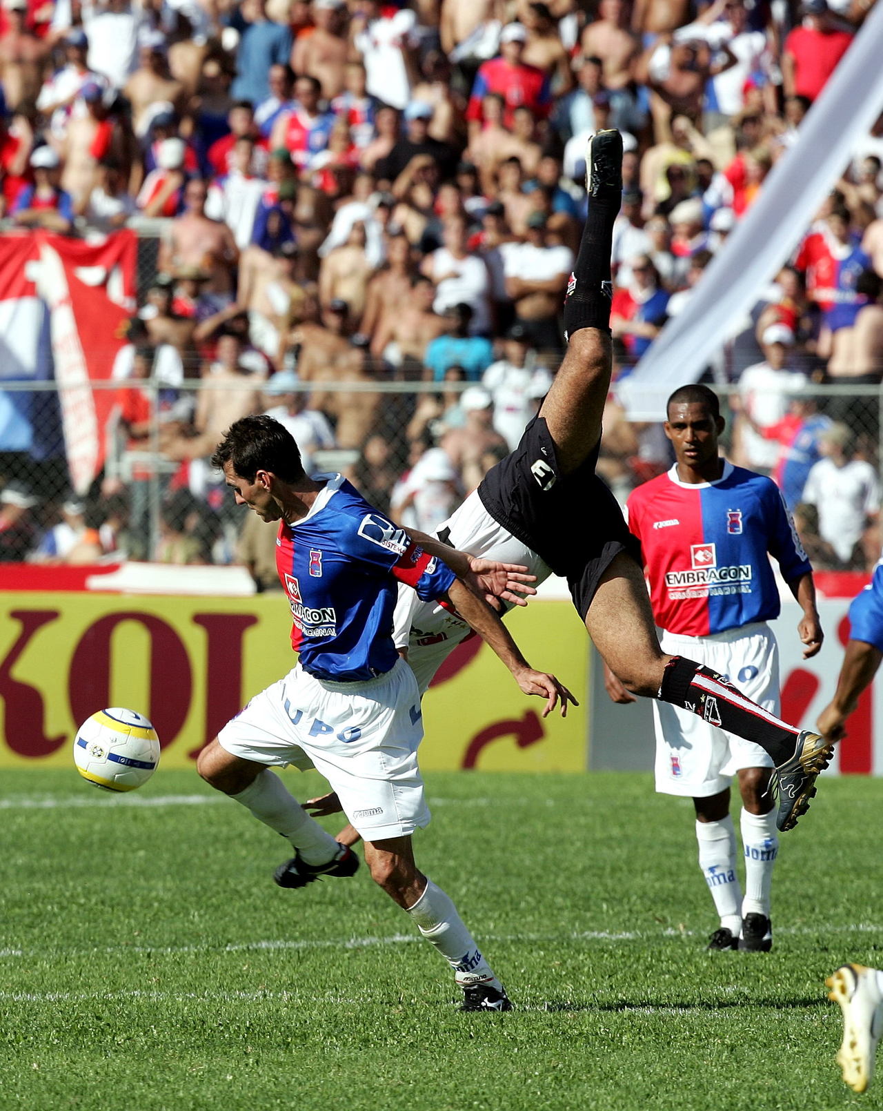 Beto em ação pelo Paraná contra o São Paulo, em 2006 Beto em ação pelo Paraná contra o São Paulo, em 2006