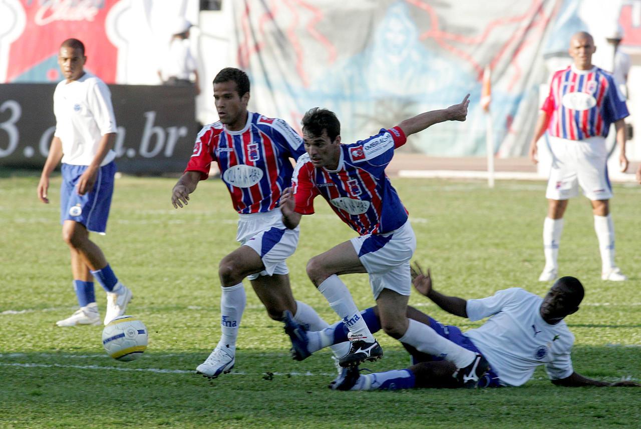 Lance de Paraná x Cruzeiro, pelo Brasileirão 2006 Lance de Paraná x Cruzeiro, pelo Brasileirão 2006