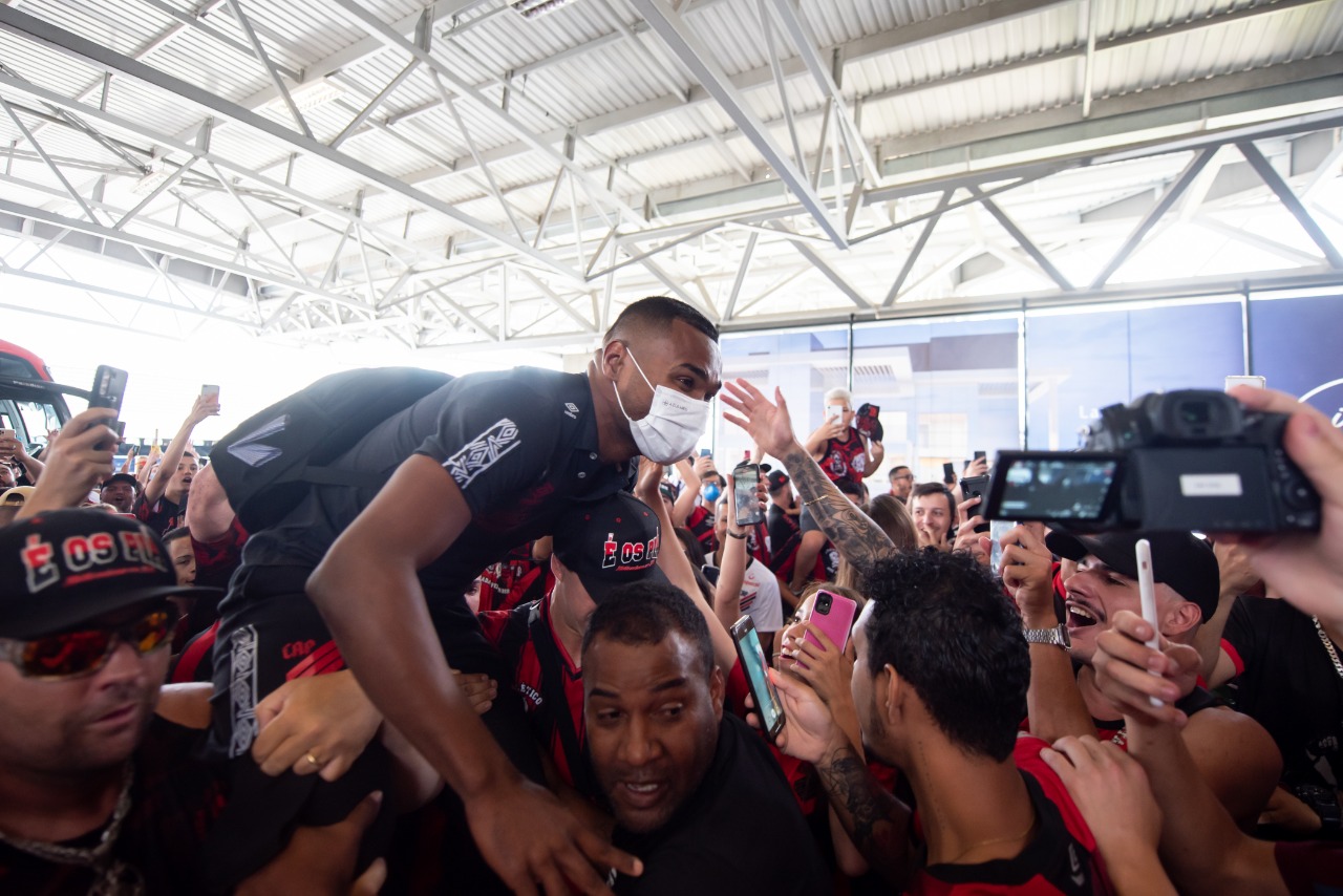 Nikão foi carregado pelos torcedores no embarque para Belo Horizonte, na final da Copa do Brasil Nikão foi carregado pelos torcedores no embarque para Belo Horizonte, na final da Copa do Brasil