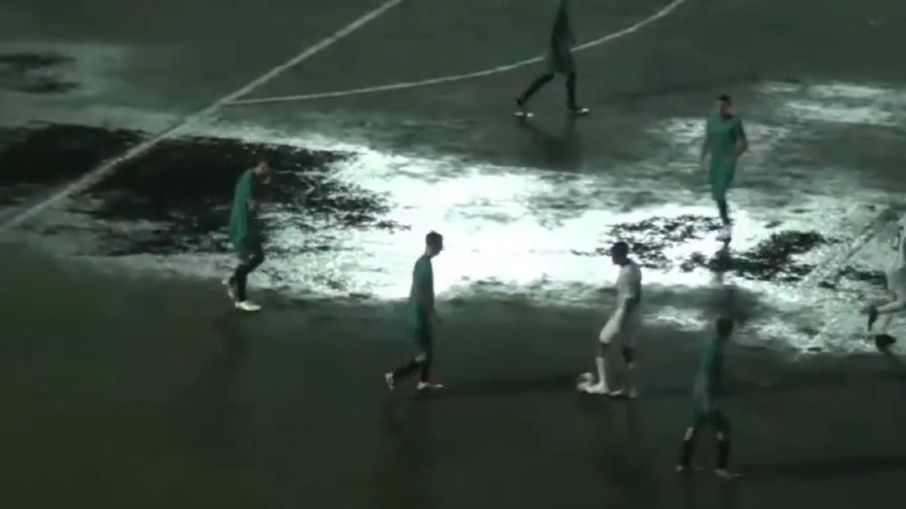 Gramado do jogo ficou com muitas poças.