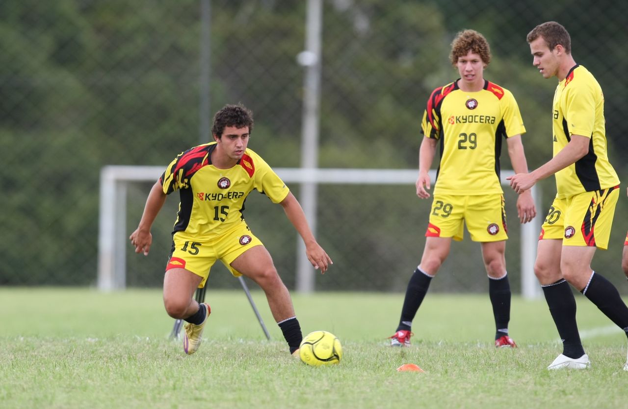 Eduardo Salles em treino com a equipe principal do Furacão. Antônio Costa/Arquivo/Gazeta do Povo Eduardo Salles em treino com a equipe principal do Furacão. Antônio Costa/Arquivo/Gazeta do Povo
