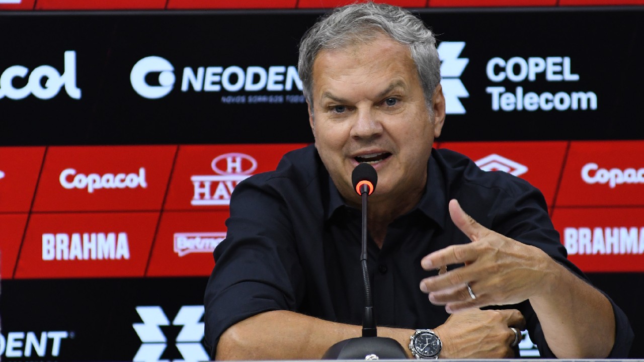 Carlinhos ficou dois meses no cargo.