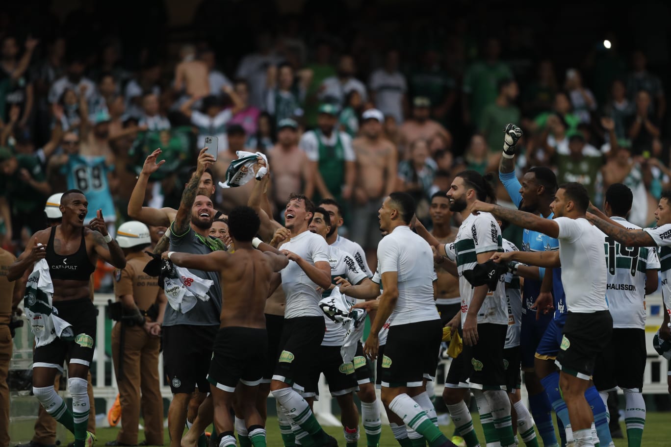 Jogadores do Coritiba comemoram após empate com o Athletico Jogadores do Coritiba comemoram após empate com o Athletico