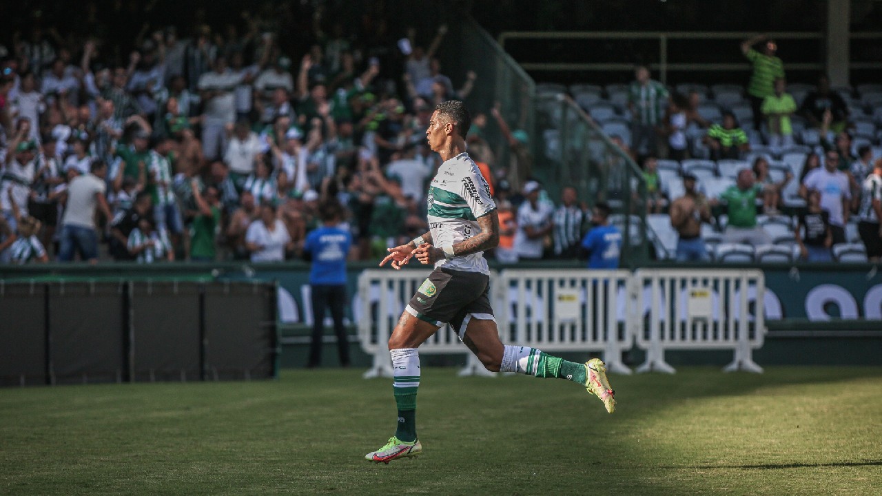 Alef Manga comemora gol do Coritiba em cima do Athletico Alef Manga comemora gol do Coritiba em cima do Athletico