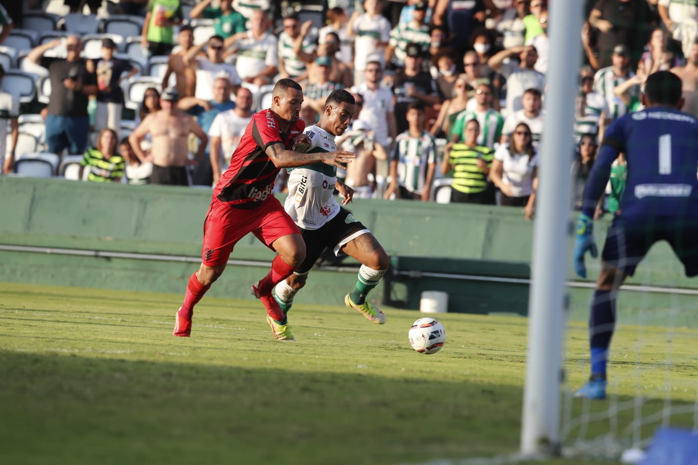 Alef Manga em ação pelo Coritiba contra o Athletico Alef Manga em ação pelo Coritiba contra o Athletico