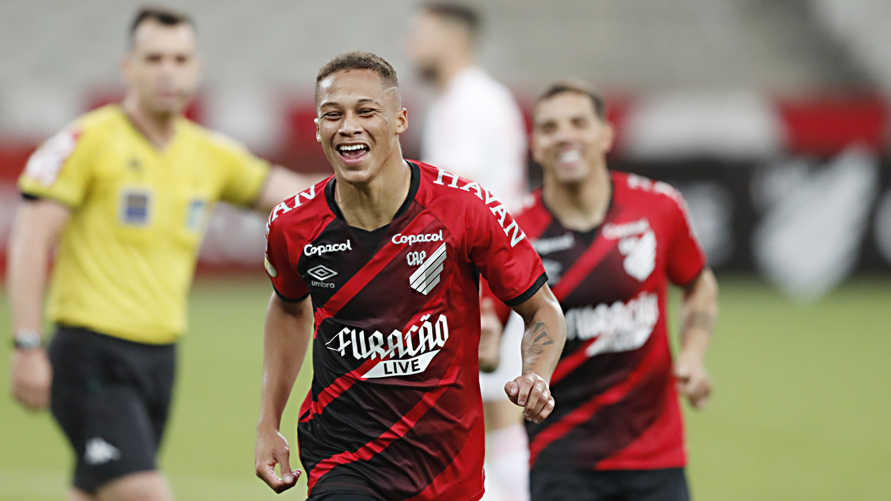 Vitinho em ação pelo Athletico Vitinho em ação pelo Athletico