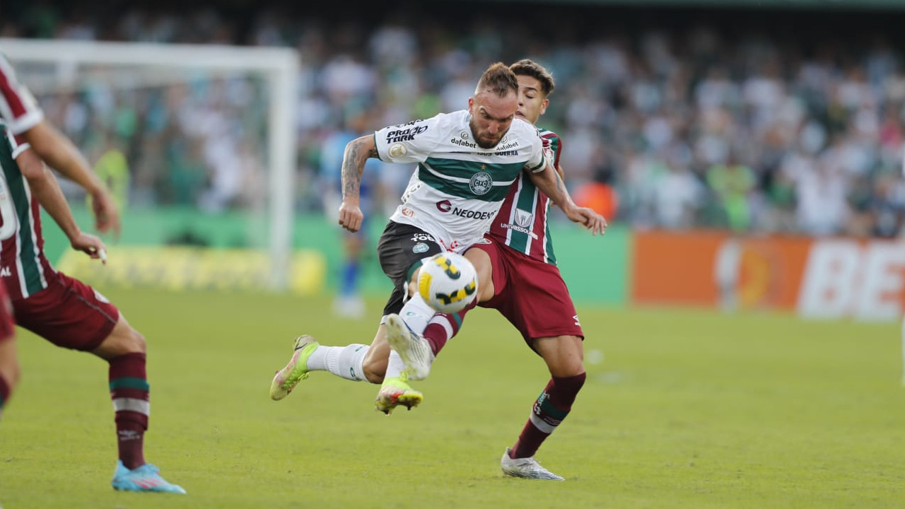 Coritiba e Flu fazem jogo quente no Couto Coritiba e Flu fazem jogo quente no Couto