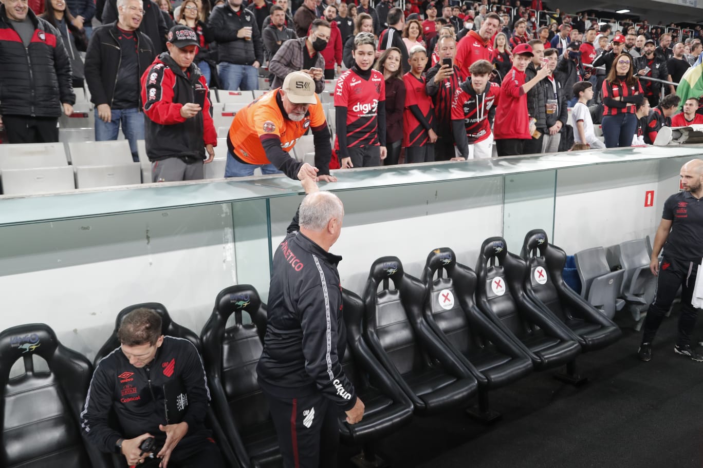 Felipão cumprimenta torcedor na Arena. Técnico era a grande estrela do jogo. Foto: Atila Alberti/UmDois Esportes Felipão cumprimenta torcedor na Arena. Técnico era a grande estrela do jogo. Foto: Atila Alberti/UmDois Esportes