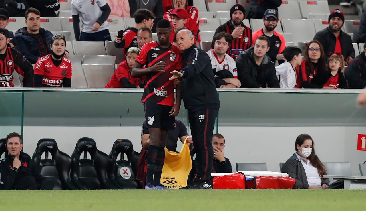 Matheus Babi recebe orientações de Felipão em Athletico x Tocantinópolis Matheus Babi recebe orientações de Felipão em Athletico x Tocantinópolis