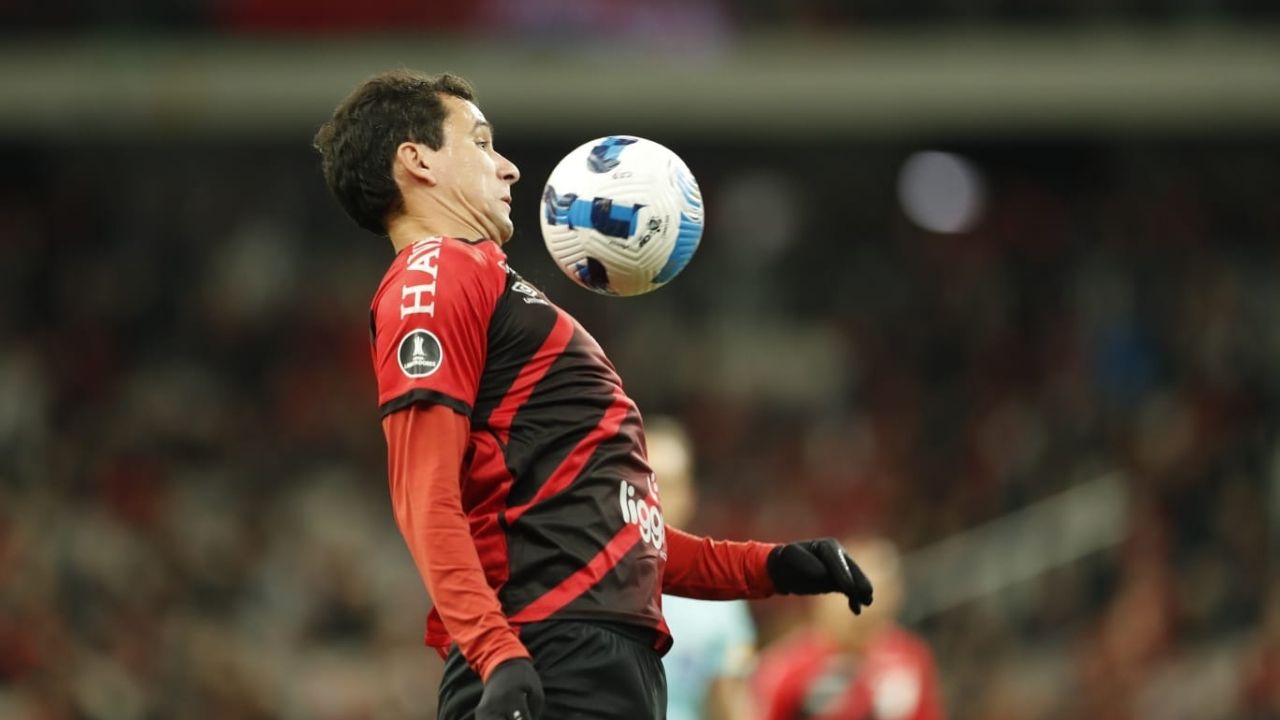 Pablo em lance de jogo contra o Libertad Pablo em lance de jogo contra o Libertad