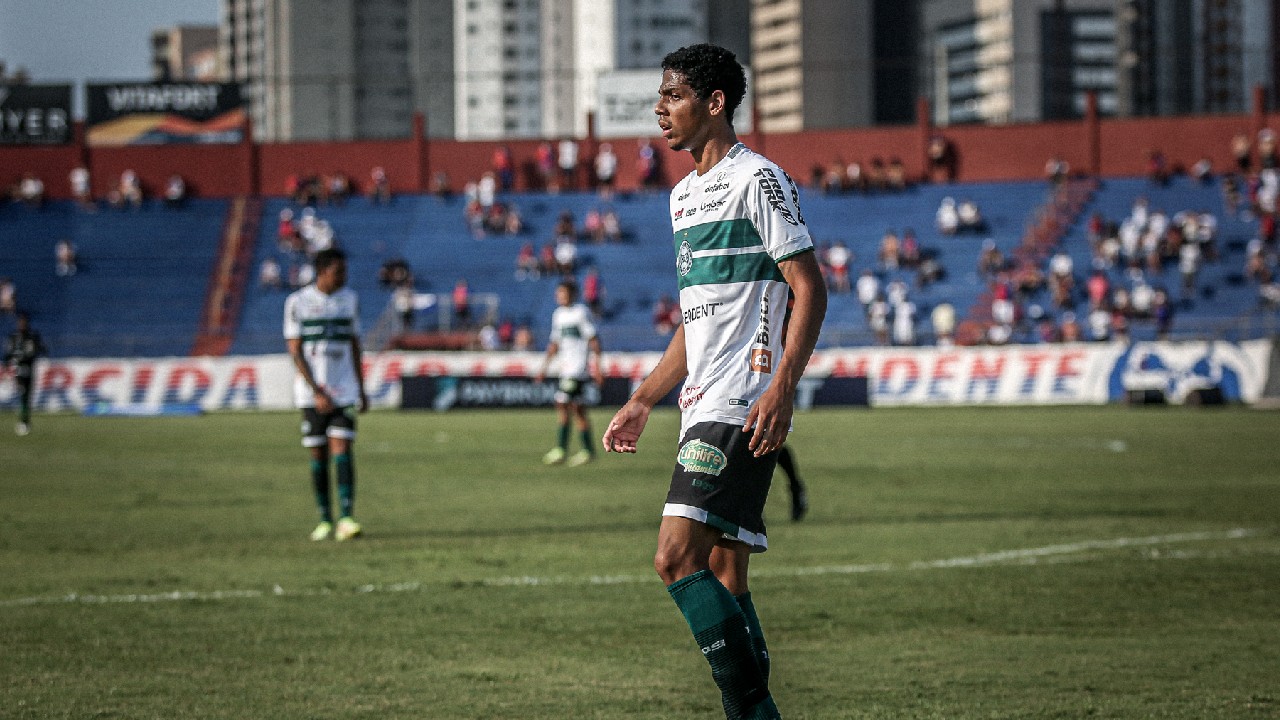 Thalisson Gabriel em ação em Paraná x Coritiba Thalisson Gabriel em ação em Paraná x Coritiba