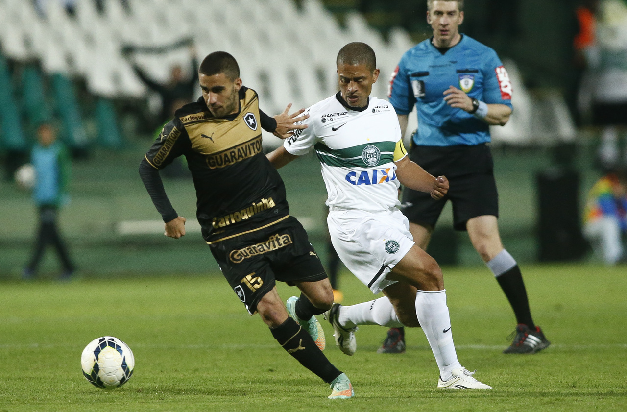 Lance de Coritiba x Botafogo, em 2014 Lance de Coritiba x Botafogo, em 2014
