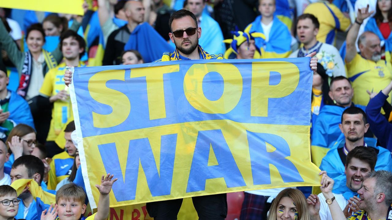 Torcedores da Ucrânia no jogo contra a Escócia