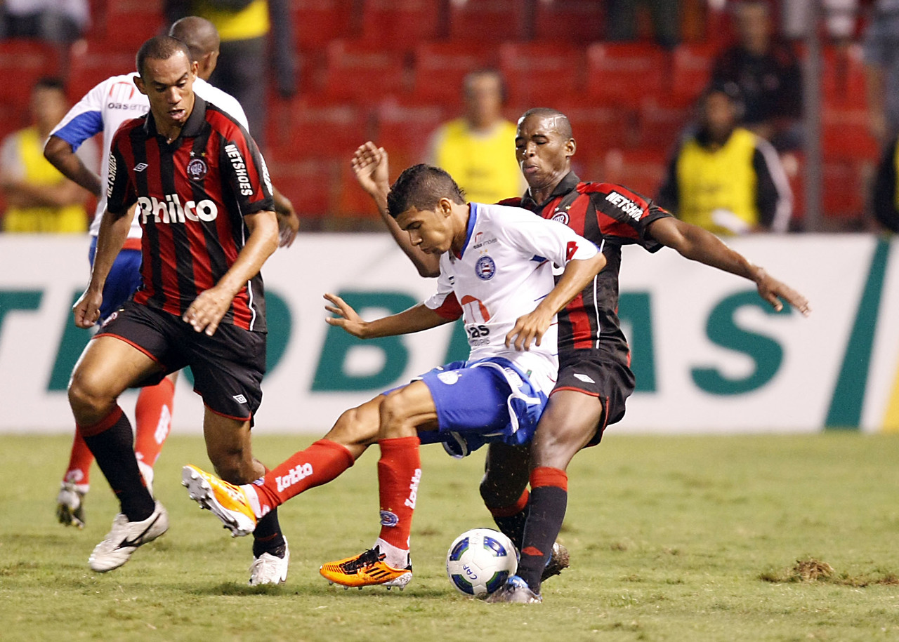 Lance de Athletico x Bahia, pela Copa do Brasil 2011 Lance de Athletico x Bahia, pela Copa do Brasil 2011