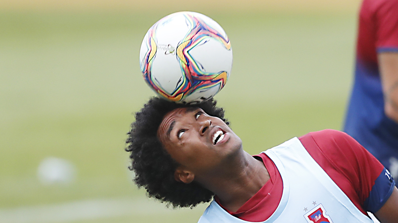 Biteco grua a bola à cabeça em treino do Paraná. Foto: Albari Rosa/Foto Digital/Arquivo/UmDois Biteco grua a bola à cabeça em treino do Paraná. Foto: Albari Rosa/Foto Digital/Arquivo/UmDois