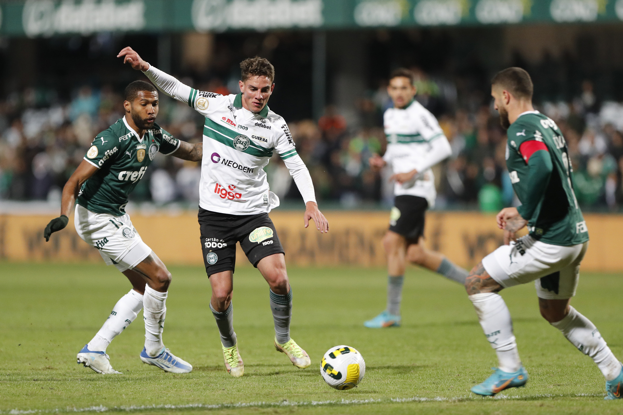 Lance de Coritiba x Palmeiras, no Couto Pereira Lance de Coritiba x Palmeiras, no Couto Pereira