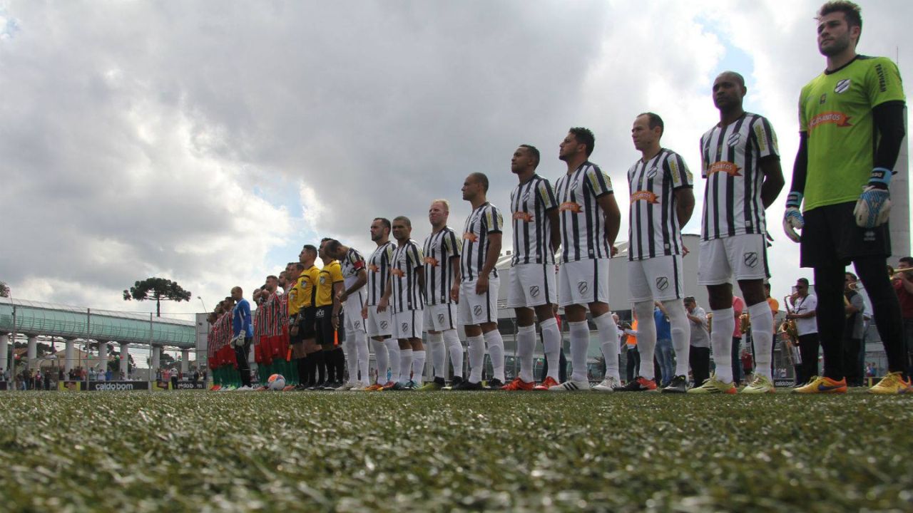 Duelo entre rivais Trieste e Iguaçu no Trieste Stadium, que tem grama sintética Duelo entre rivais Trieste e Iguaçu no Trieste Stadium, que tem grama sintética