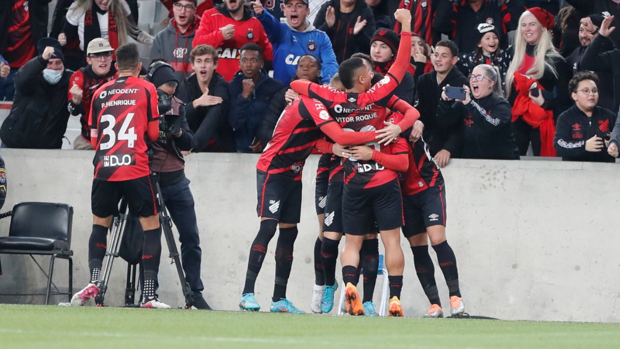 Athletico comemora vitória na Baixada