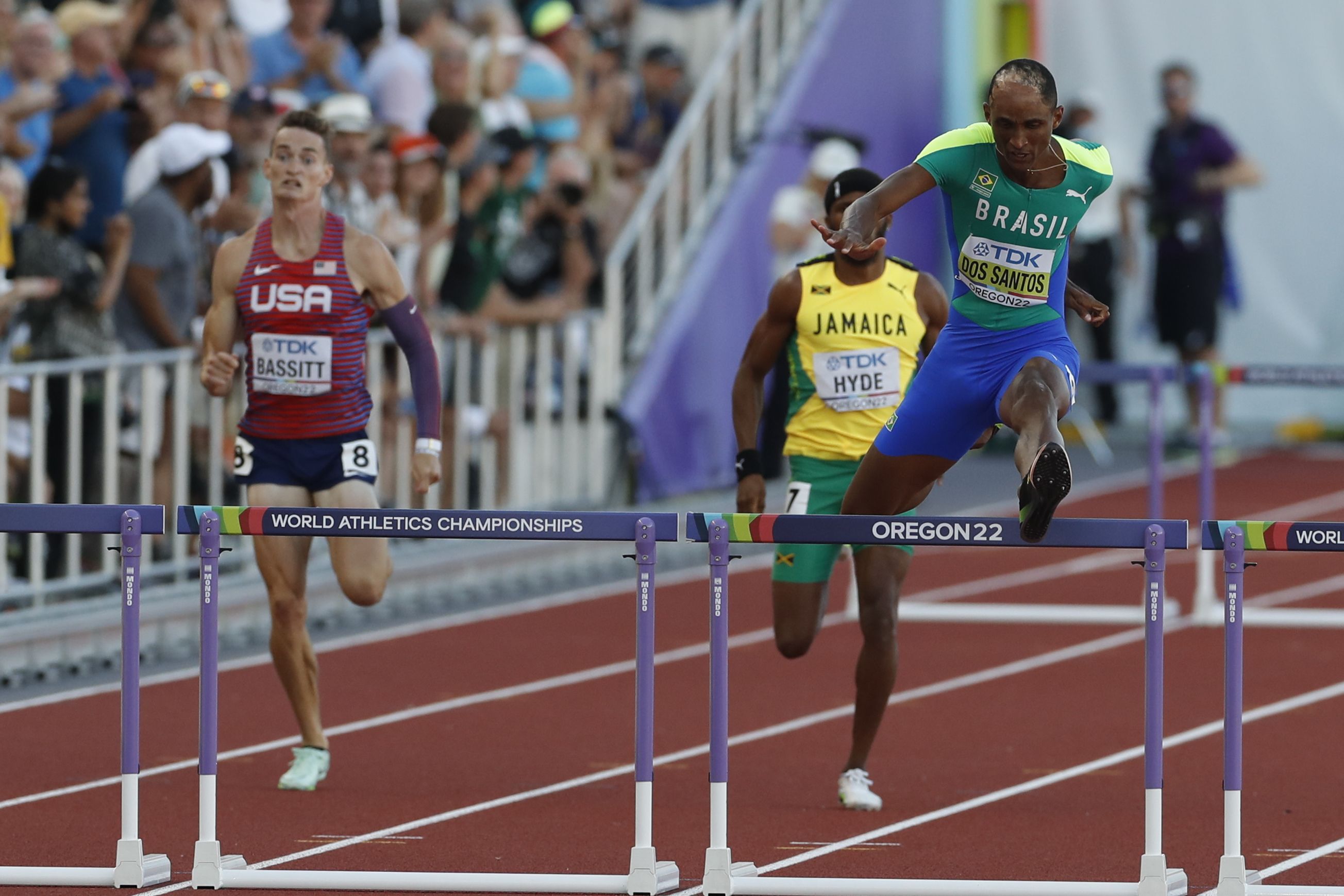 Alison dos Santos venceu a final dos 400 metros com barreiras do Campeonato Mundial de Atletismo, em Eugene (EUA). Foto: Alberto Estevez/EFE Alison dos Santos venceu a final dos 400 metros com barreiras do Campeonato Mundial de Atletismo, em Eugene (EUA). Foto: Alberto Estevez/EFE