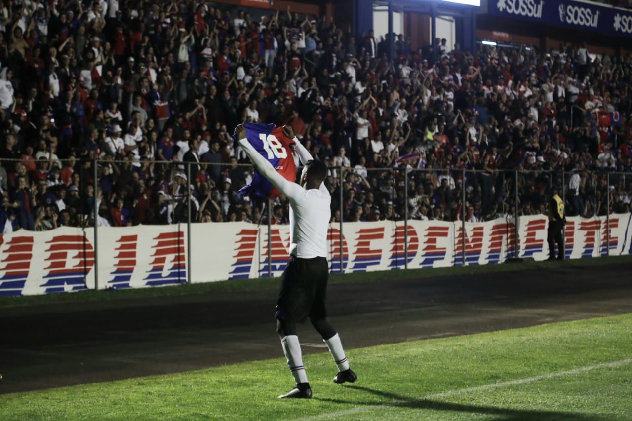 Felipe comemora com a torcida paranista. Felipe comemora com a torcida paranista.